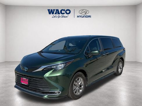 Used 2024 Toyota Sienna XLE FWD image 3