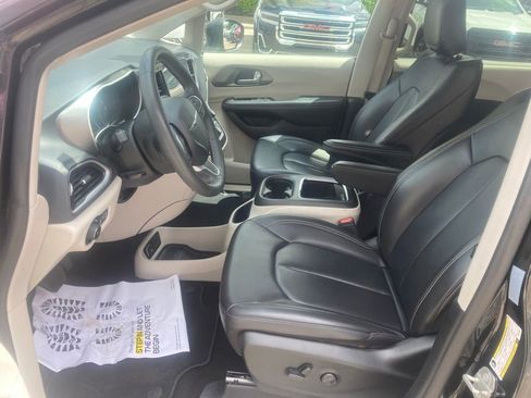 Used 2023 Chrysler Pacifica Touring-L FWD image 22