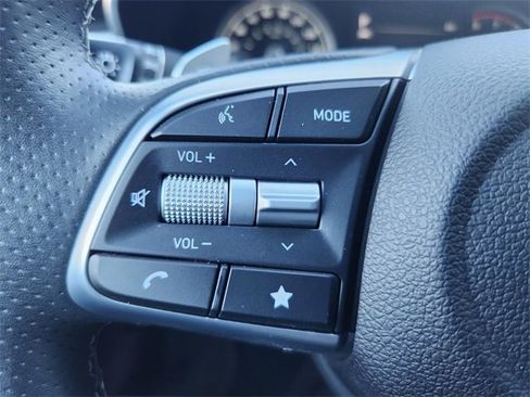 Used 2023 Genesis G70 2.0T image 7