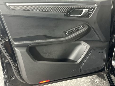 Used 2017 Porsche Macan Turbo image 33