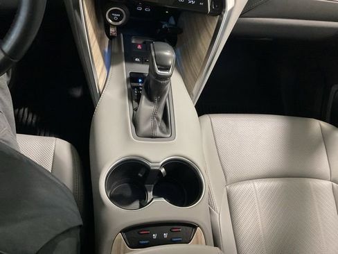 Used 2023 Toyota Venza Limited image 15