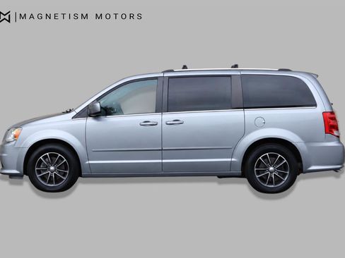 Used 2017 Dodge Grand Caravan SXT FWD image 3