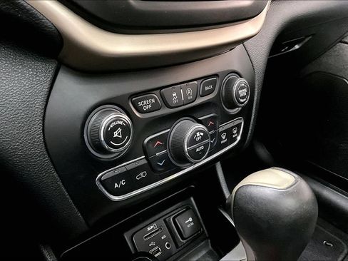 Used 2016 Jeep Cherokee Limited w/ Luxury Group AWD/4WD image 14