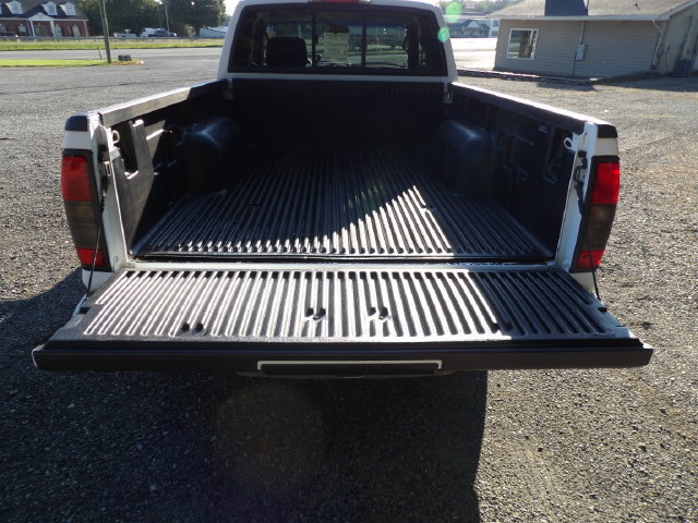Used 2004 Nissan Frontier XE w/ (VTP) Value Truck Pkg RWD image 10