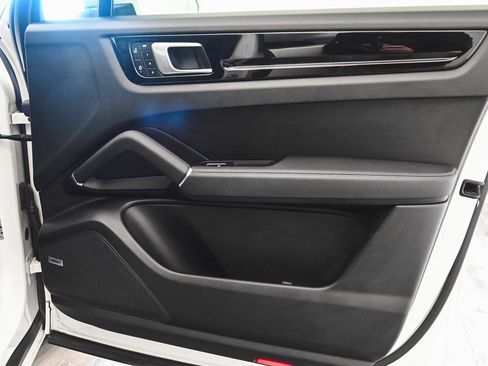 Used 2022 Porsche Cayenne Platinum Edition image 11