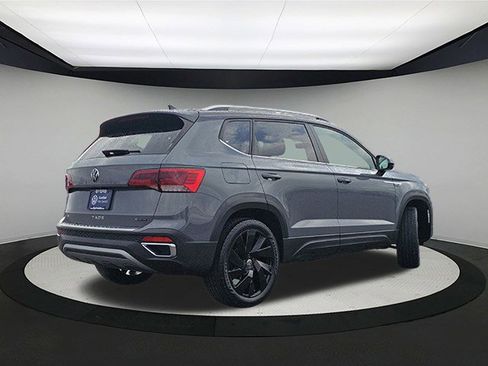 Certified 2024 Volkswagen Taos SE w/ Panoramic Sunroof Package AWD/4WD image 7