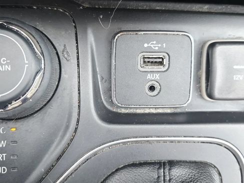 Used 2019 Jeep Cherokee Latitude w/ Popular Appearance Group AWD/4WD image 21