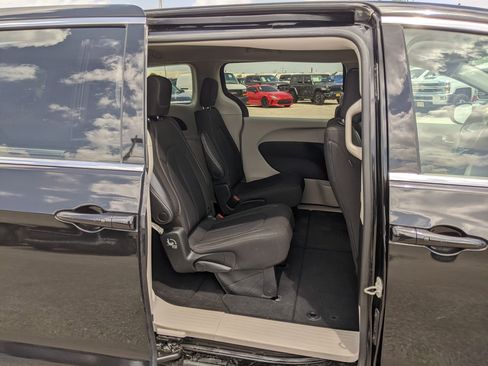 Used 2023 Chrysler Voyager LX image 27