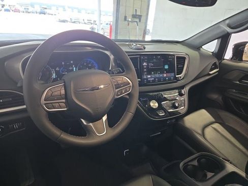 Used 2025 Chrysler Pacifica Select FWD image 10
