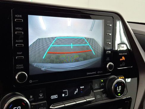 Used 2021 Toyota Highlander XLE AWD/4WD image 7