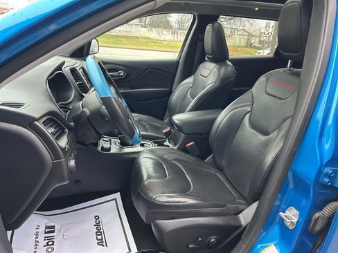 Used 2019 Jeep Cherokee Trailhawk image 33