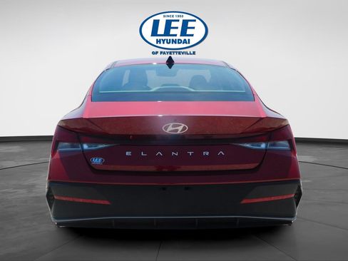 Certified 2025 Hyundai Elantra SE image 4
