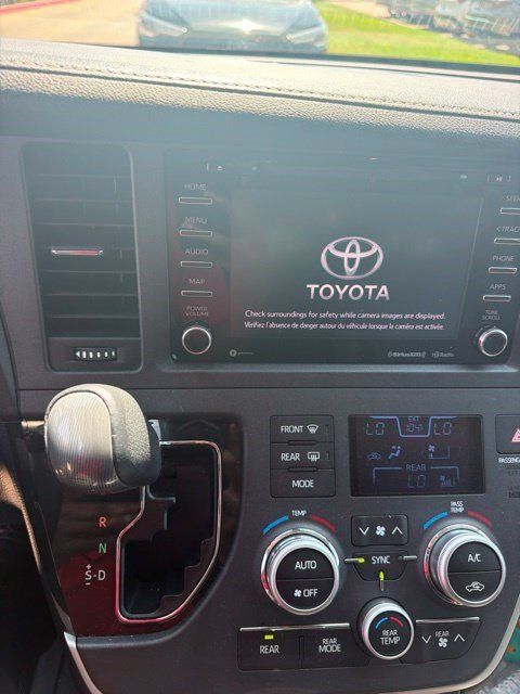 Used 2020 Toyota Sienna SE FWD image 6