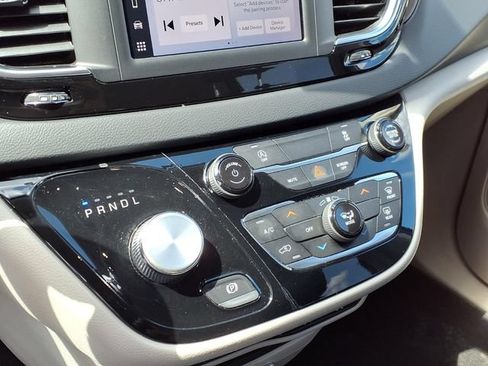 Used 2022 Chrysler Voyager LX FWD image 6