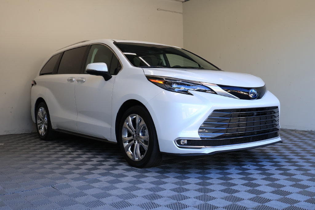 Used 2024 Toyota Sienna Platinum FWD image 6