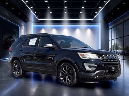 Used 2017 Ford Explorer XLT w/ Equipment Group 202A FWD image 2