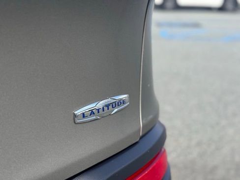 Used 2016 Jeep Cherokee Latitude AWD/4WD image 11