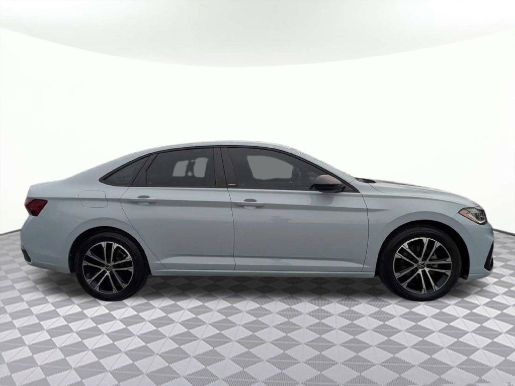 Used 2025 Volkswagen Jetta Sport FWD image 2