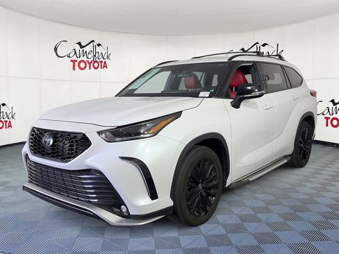 Used 2023 Toyota Highlander XSE FWD image 2