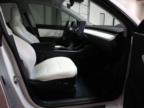 Used 2021 Tesla Model Y Long Range image 17