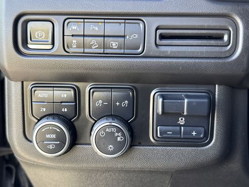 Used 2022 Chevrolet Tahoe Z71 w/ Z71 Off-Road Package image 18