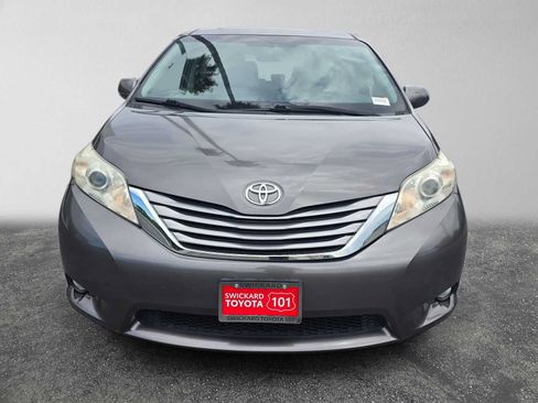 Used 2017 Toyota Sienna XLE w/ XLE Navigation Package FWD image 8