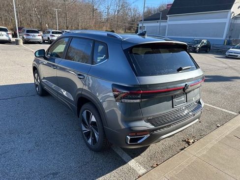 New 2026 Volkswagen Taos SE image 5