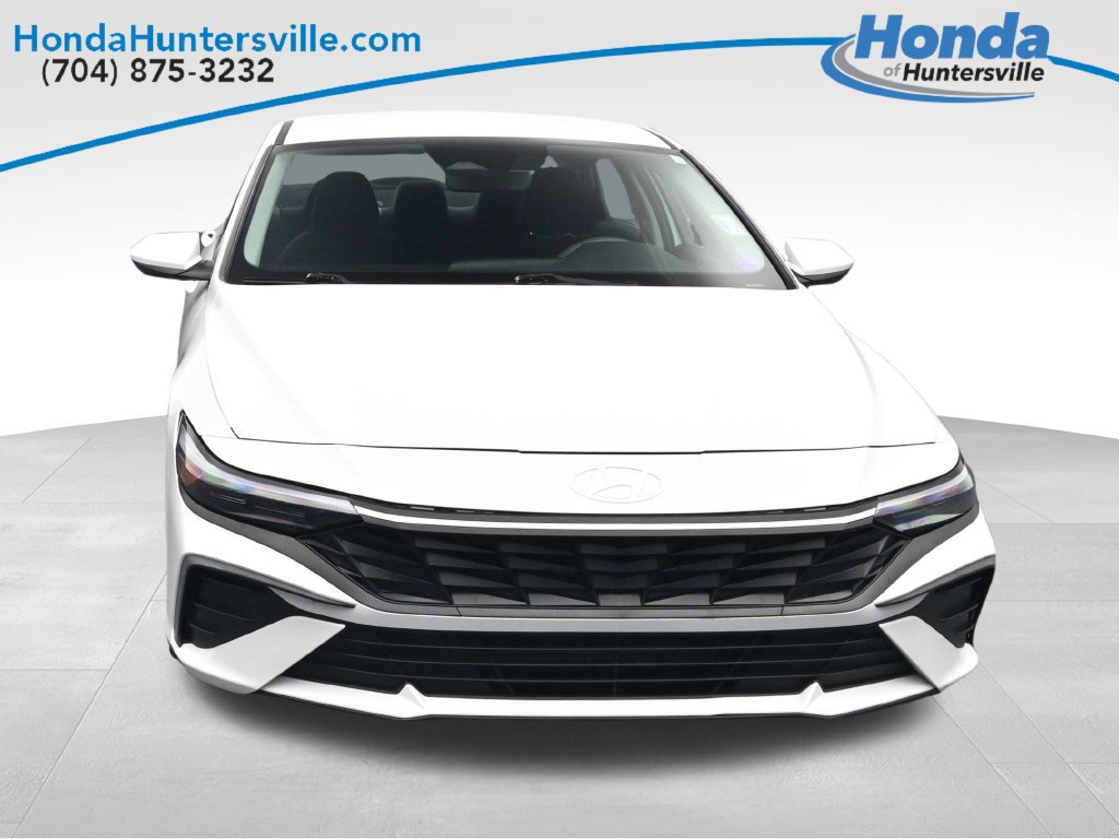 Used 2024 Hyundai Elantra SE FWD image 2