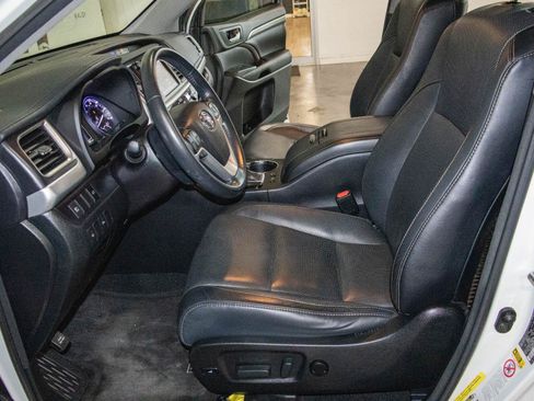 Used 2017 Toyota Highlander Limited AWD/4WD image 8