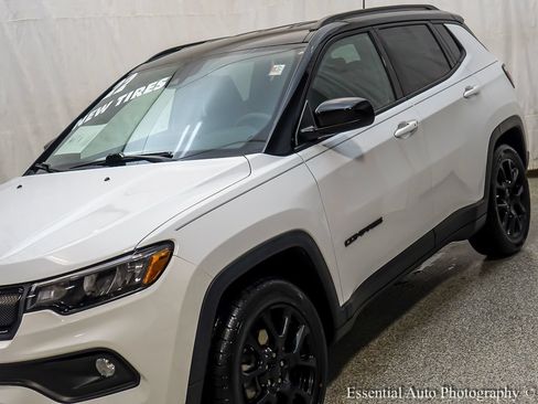 Used 2022 Jeep Compass Latitude FWD image 4