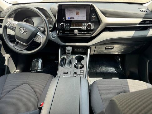 Used 2023 Toyota Highlander FWD image 11