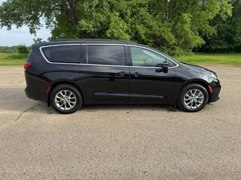 Used 2023 Chrysler Pacifica Touring-L w/ Uconnect Theater Family Group AWD/4WD image 19