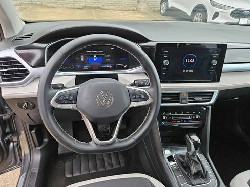 Used 2025 Volkswagen Taos SE AWD/4WD image 17