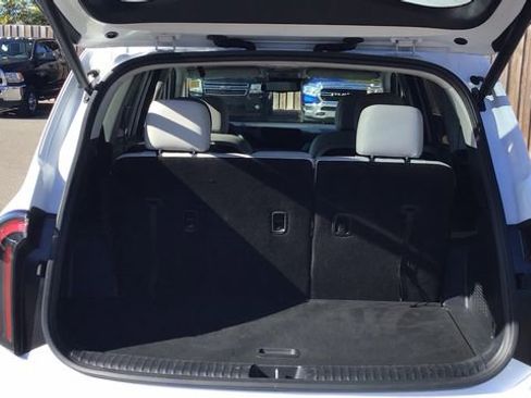 Used 2024 Kia Telluride EX w/ EX Captain's Chair Package image 8