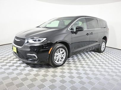 Used 2025 Chrysler Pacifica Select