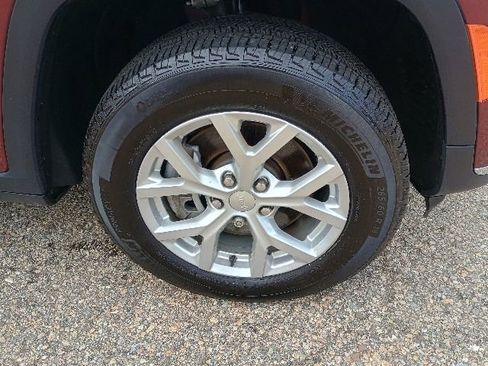 Used 2023 Jeep Grand Cherokee L Limited w/ Luxury Tech Group II AWD/4WD image 10