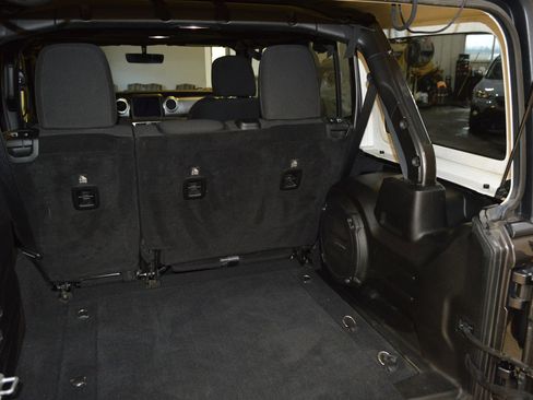 Used 2018 Jeep Wrangler Unlimited Sahara image 13