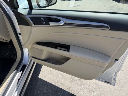 Used 2014 Ford Fusion SE w/ Equipment Group 202A FWD image 15