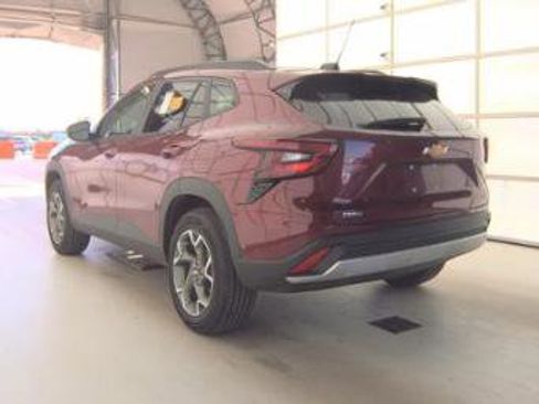 Used 2025 Chevrolet Trax LT w/ LT Convenience Package image 6