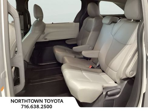 Used 2025 Toyota Sienna XLE FWD image 12