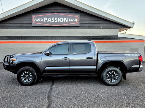 Used 2019 Toyota Tacoma TRD Off-Road image 2