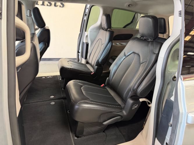 Used 2024 Chrysler Pacifica Touring-L FWD image 28