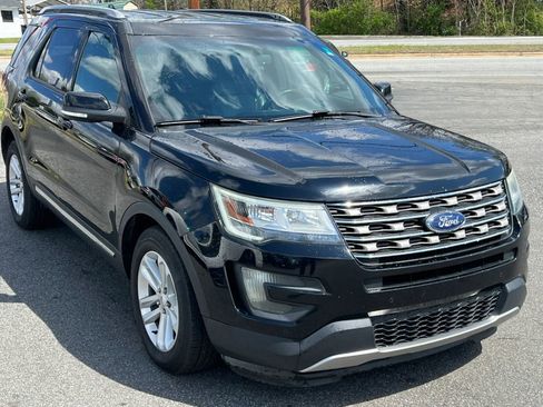 Used 2017 Ford Explorer XLT w/ Equipment Group 201A FWD image 3
