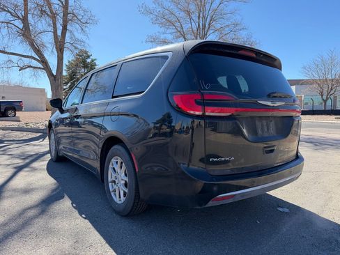 Used 2024 Chrysler Pacifica Touring-L image 10