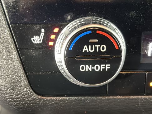 Used 2024 Mitsubishi Outlander SE image 25