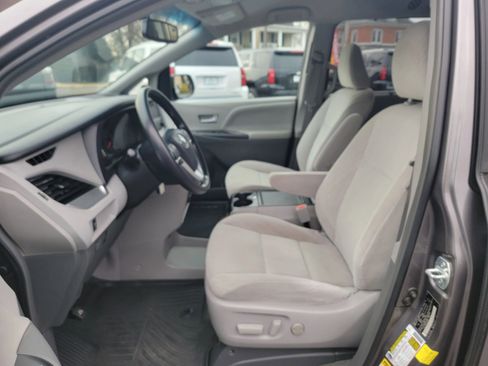 Used 2017 Toyota Sienna LE image 10