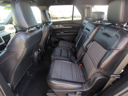 Used 2025 Ford Explorer ST-Line w/ ST-Line Street Pack AWD/4WD image 27