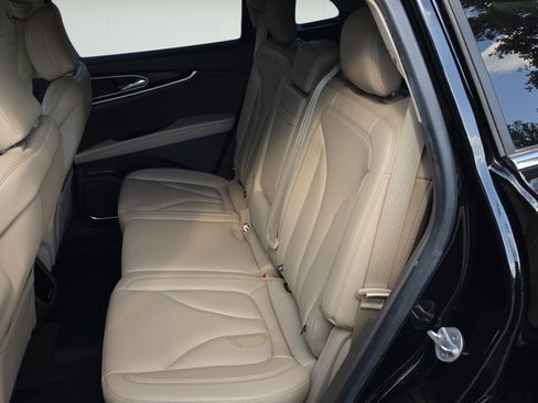 Used 2022 Lincoln Nautilus FWD w/ Premium Package image 19