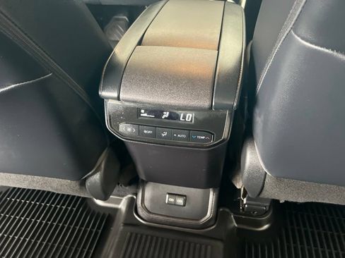 Used 2022 Toyota Highlander XLE AWD/4WD image 20