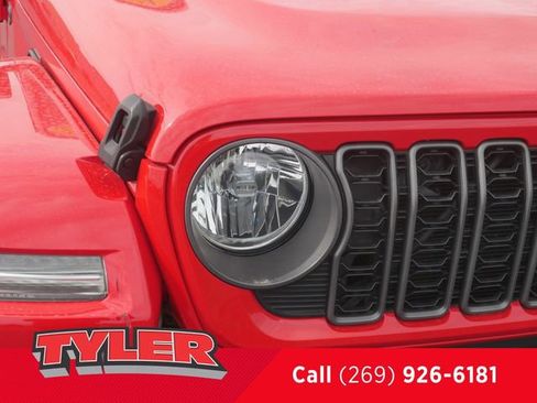 Used 2024 Jeep Wrangler Unlimited AWD/4WD image 10